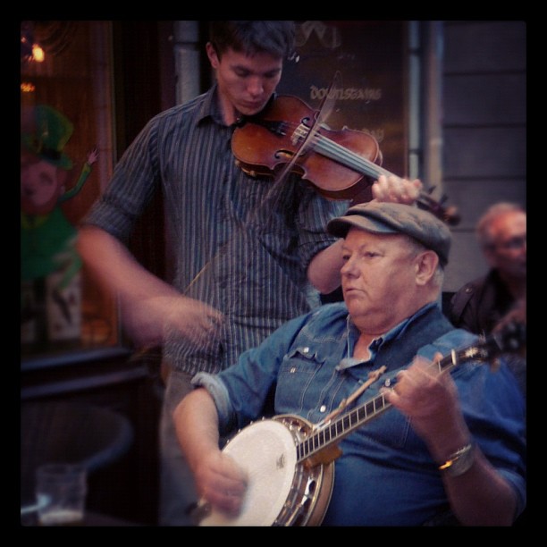 Músicos #music #música #violin #banjo #Estocolmo #Suecia #sweden #Stockholm desde instagram